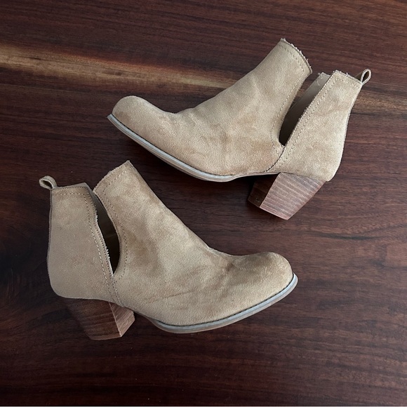 Torrid Tan Faux Leather V-Cut Booties Size 8 - Picture 3 of 9
